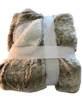 Plush Sherpa Throw Blanket in Taupe - Cozy Home Throw